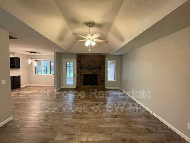Building Photo - 904 Fairway Ct