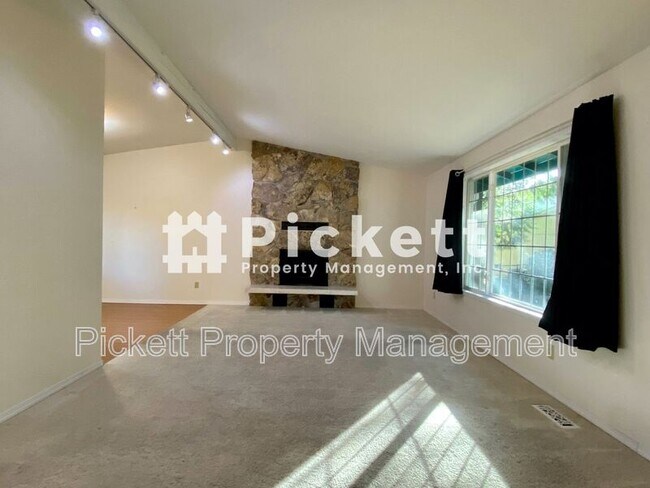 Foto del edificio - 7293 Pheasant Cir NE