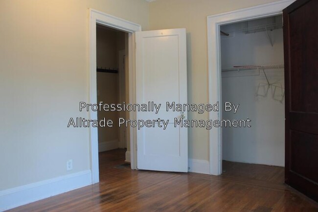 Building Photo - 2466 Glenmary Ave
