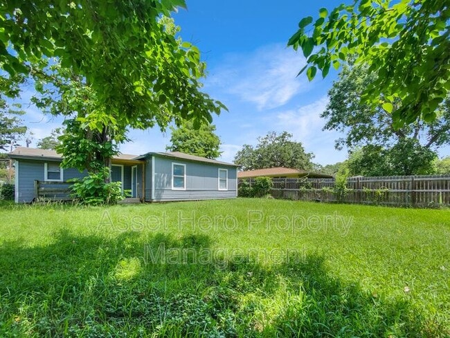 Building Photo - 2215 Woodville Rd
