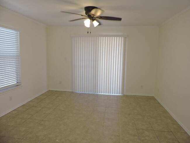 Building Photo - Easy access to interstate, shopping & down...