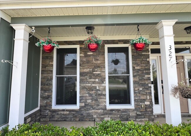 Foto del edificio - 327 Clearwater Ln