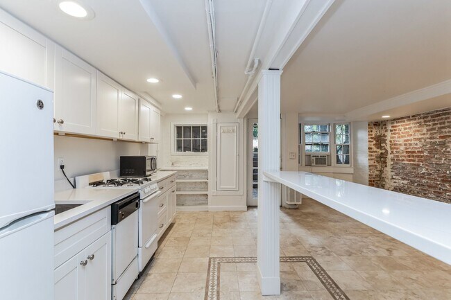 Building Photo - Sought-after 1Bd/1Bth lower level in GT!