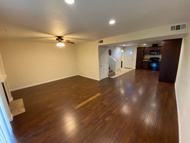 Building Photo - Visalia Town house Available Now!