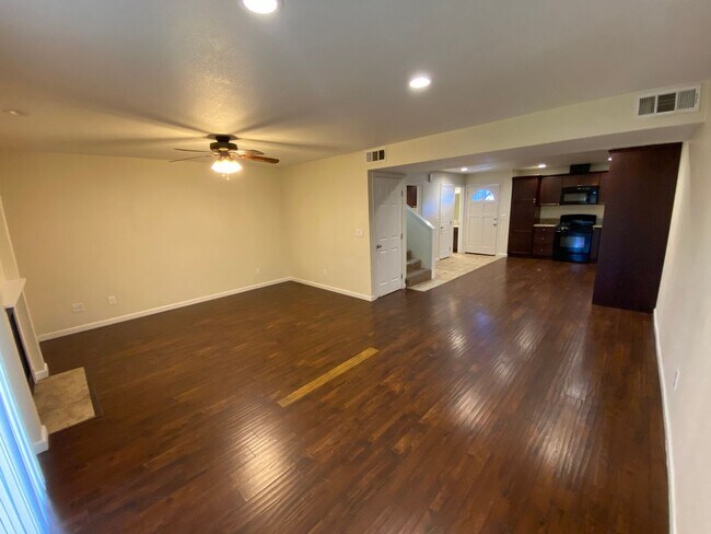 Foto del edificio - Visalia Town house Available Now!