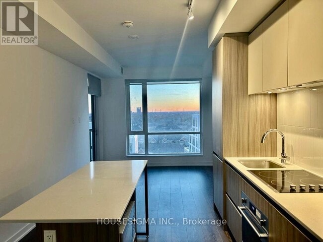 Building Photo - 7950 Bathurst St