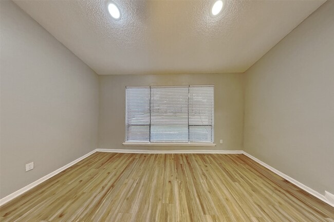 Building Photo - 542 Enchanted Hollow Dr