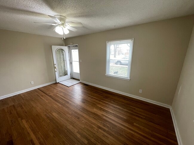 Building Photo - 402 S Dysart Ave