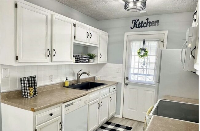 Foto del edificio - Beautiful 3 Bed 2 Bath Home Near Brittleba...