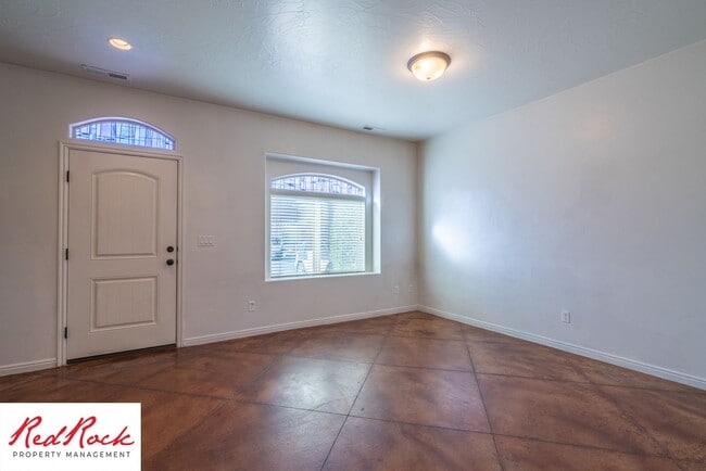 Building Photo - 3 Bedroom Townhome In Southgate Community