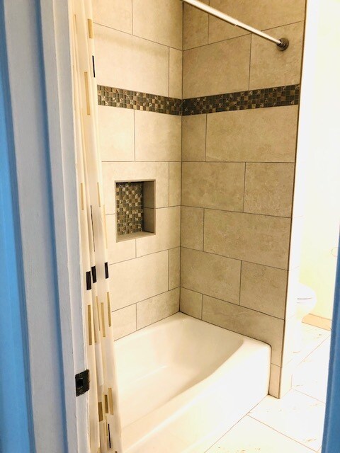 BAÑO - 1922 Curtis Ave