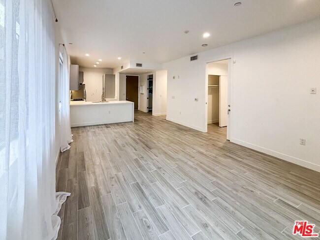 Foto del edificio - 6001 Carlton Way