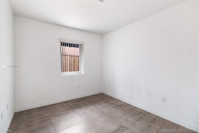 Building Photo - 1 br, 1 bath Apartment - 165 NW 39th St # 1A
