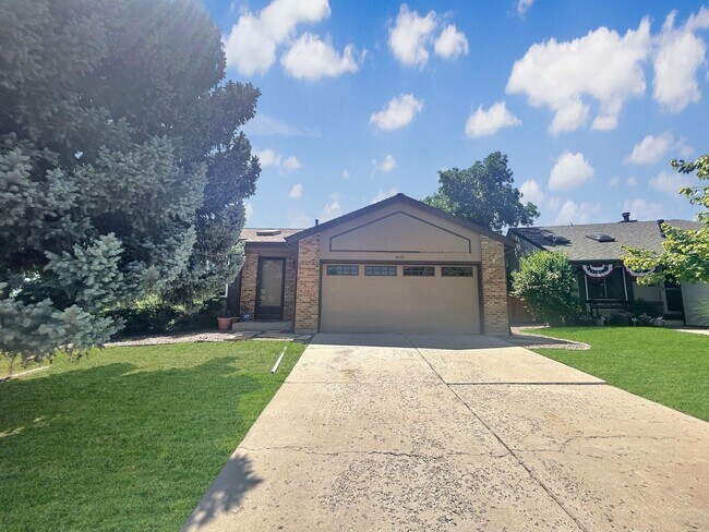 Foto del edificio - $0 DEPOSIT OPTION. DESIRABLE DAKOTA STATION SPLIT-LEVEL HOME WITH 3 BEDROOMS, 2 BATHS, AND SPACIO...