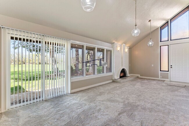 Foto del edificio - Beautiful Pleasant View 2 Bedroom Condo on the Golf Course!
