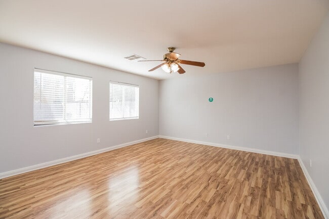 Foto del edificio - 16809 W Central St