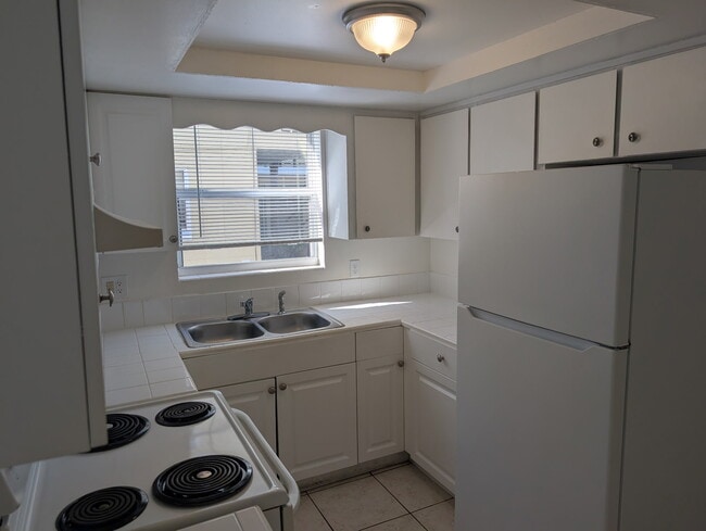 Building Photo - 2597 N Oleander Ave
