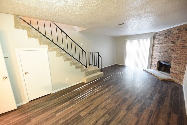 Foto del edificio - Spacious 2 story town home with fenced yard!