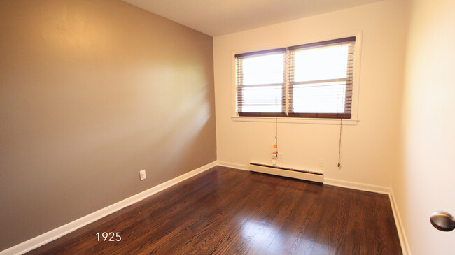 Building Photo - Awesome 2BR/1Bathroom Apartment in popular...