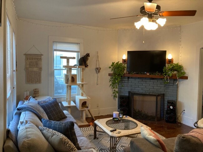 Foto del edificio - Beautiful, Large 3 Bedroom House Steps fro...