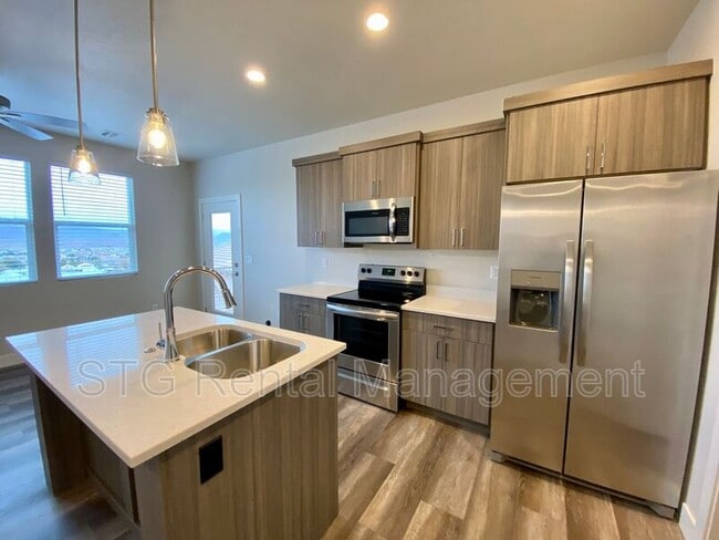 Building Photo - 438 N Stone Mountain Dr