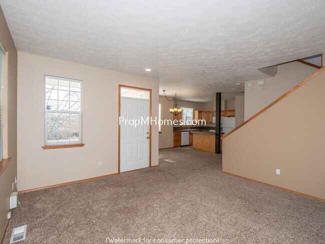 Building Photo - Inviting Three Bedroom Townhouse - Prime Clackamas Location!