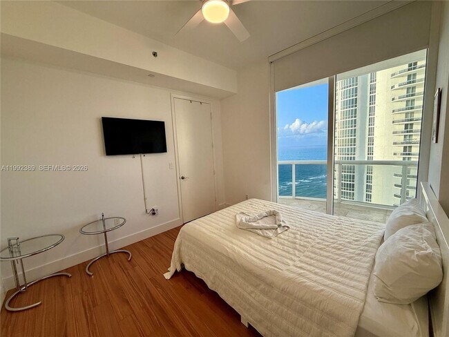 Foto del edificio - 15901 Collins Ave