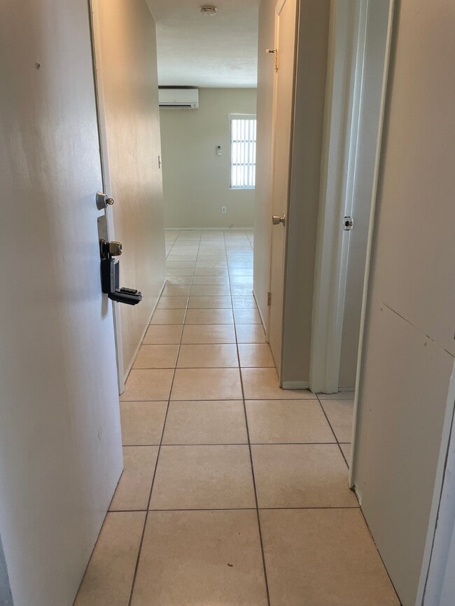 Building Photo - 997 Sunrise Dr