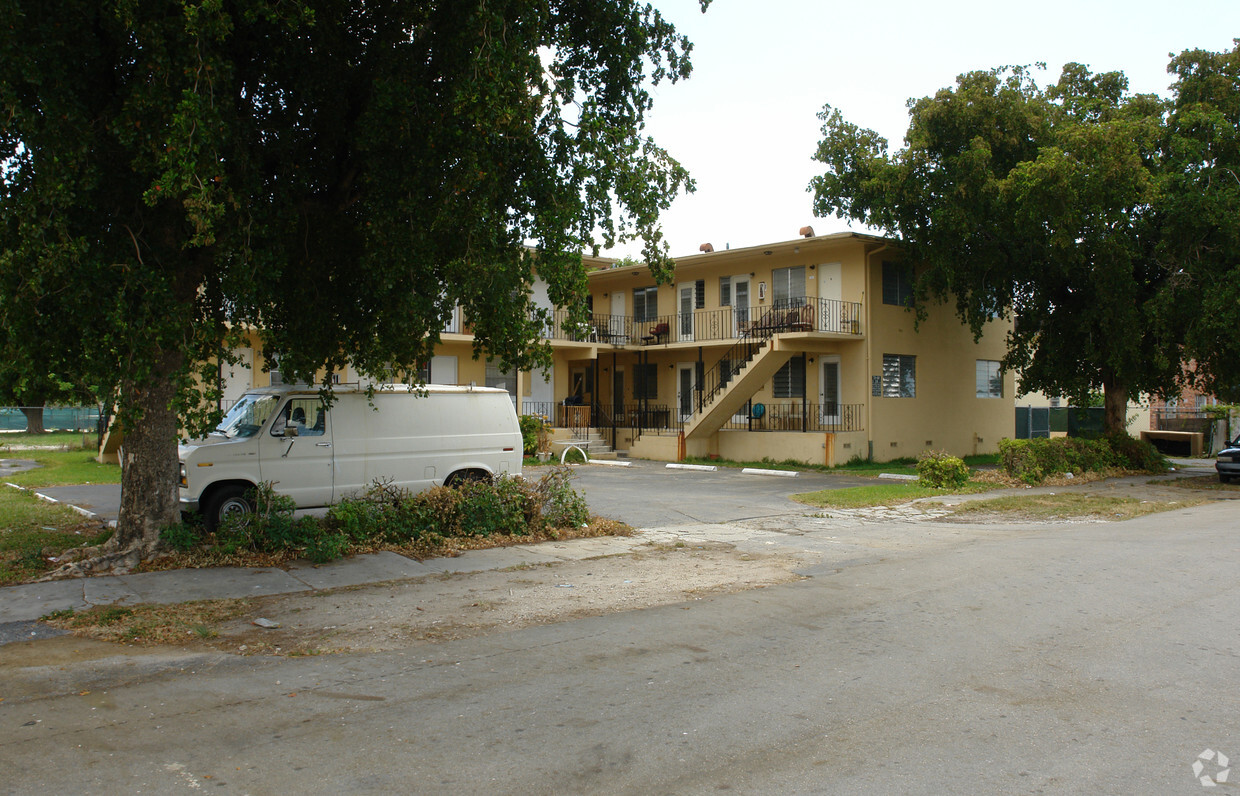 Foto principal - 1033-1057 Spring Garden Rd