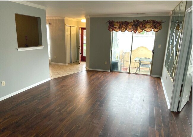 Sala de estar principal en la primera planta (Vista 2; se ha retirado el espejo de pared). - 321 Steeplechase Ct