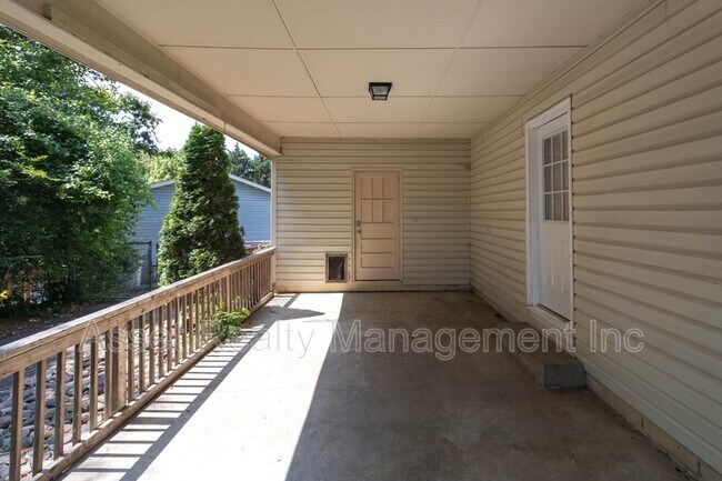 Photo - 709 Brookridge Cir SW House