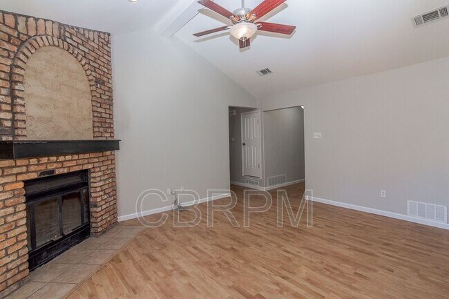 Foto del edificio - 5605 Duke St