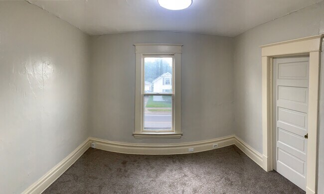 Building Photo - NW  2 BED UPPER NEAR LEONARD