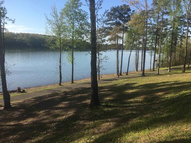 Foto del edificio - 475 River Forest Ln