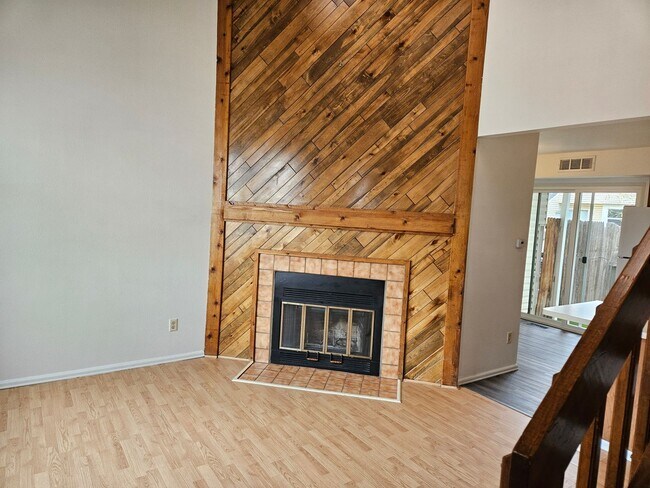 Foto del edificio - Adorable Loft Style One Bedroom Condo Steps from Buckley AFB