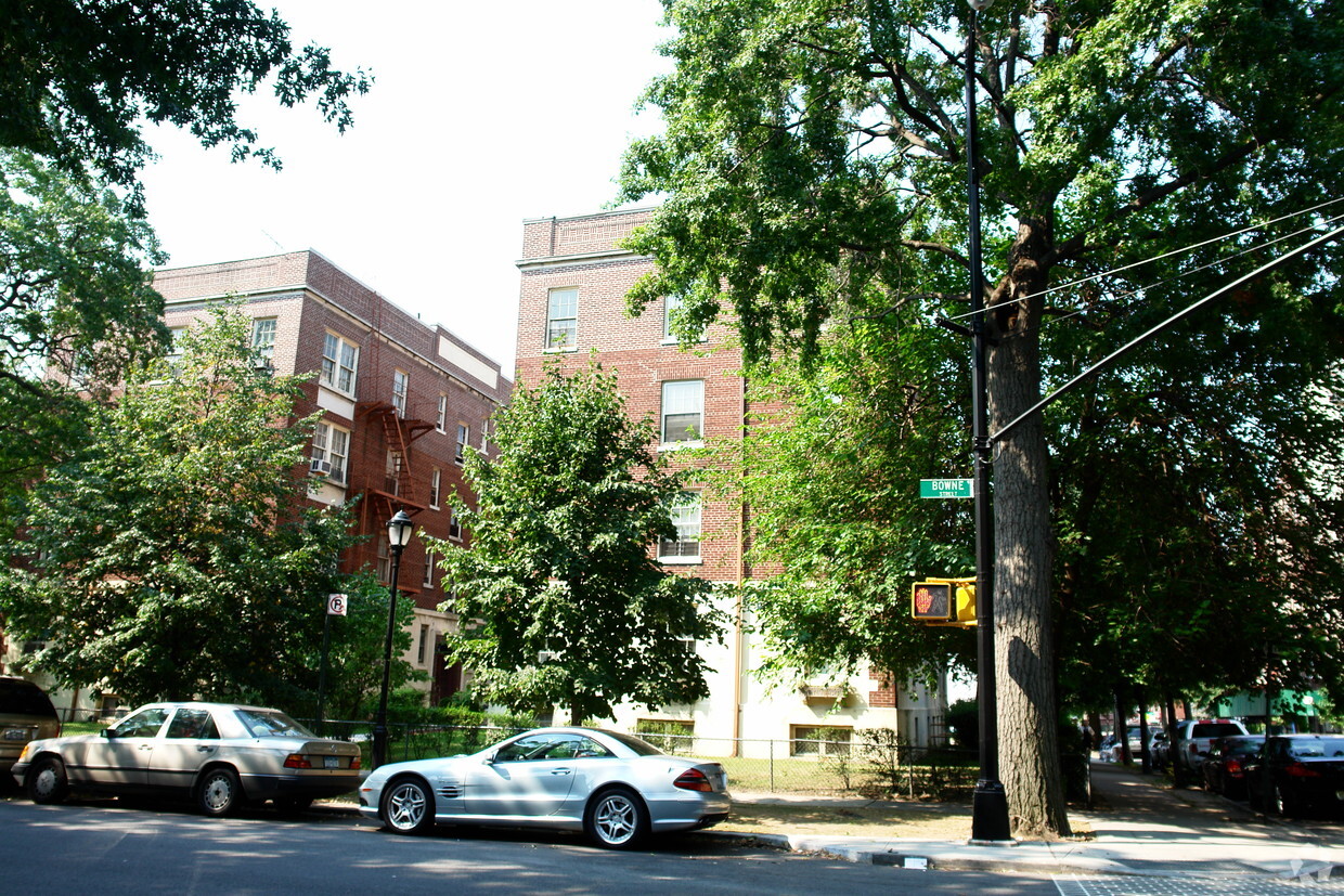 Primary Photo - 37-04 Bowne St