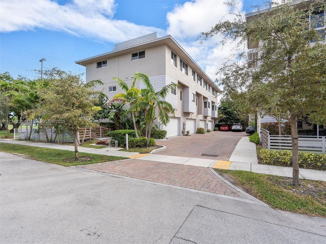Foto principal - 644 NE 12th Ave