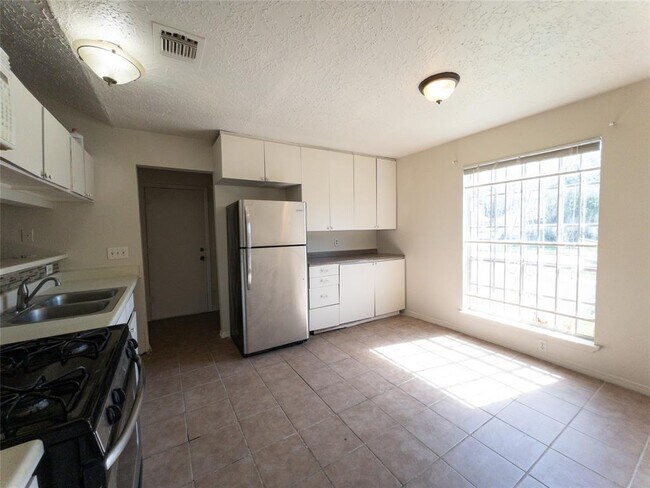 Building Photo - 2907 Helmsley Dr
