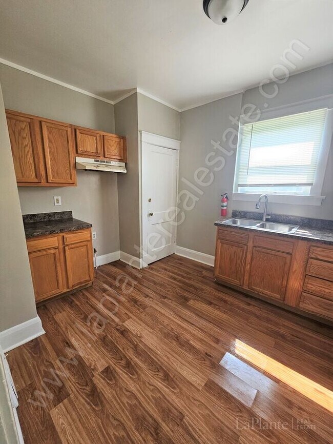 Building Photo - Bright 3 Bedroom Home for Rent