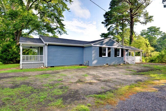 Building Photo - New Waterfront Home