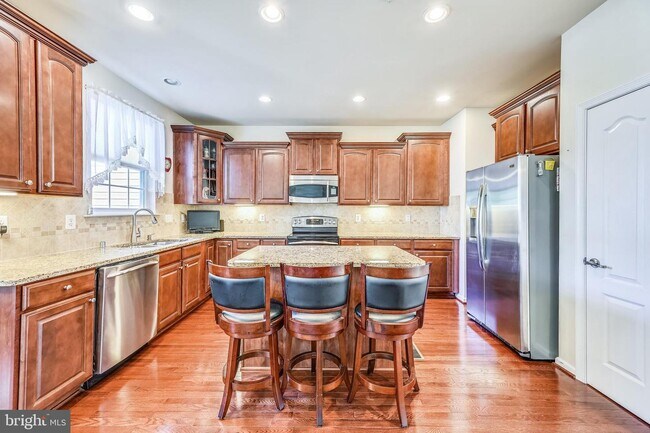 Building Photo - 840 Oriole Ave