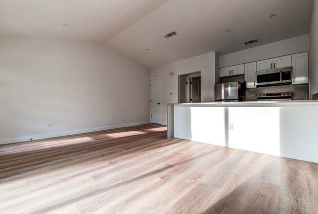 Building Photo - STUNNING Recently Remodeled in ZILKER 1bed...