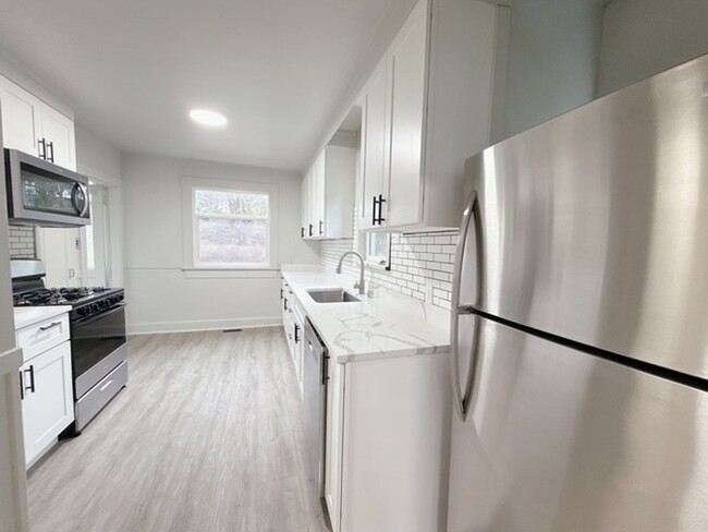 Foto del edificio - AVAILABLE NOW: Newly Renovated 4Bd/1Ba in ...