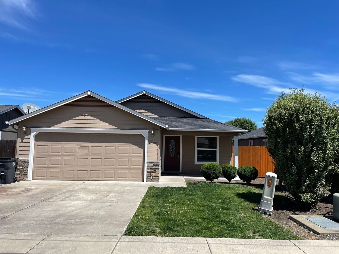 Foto principal - Nice 3 Bedroom 2 Bath Home in a Quiet Neig...