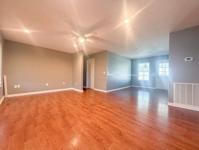 Building Photo - Pet-Friendly 3-Bedroom Home with Fenced Yard, Sun Room & Utilities Included
