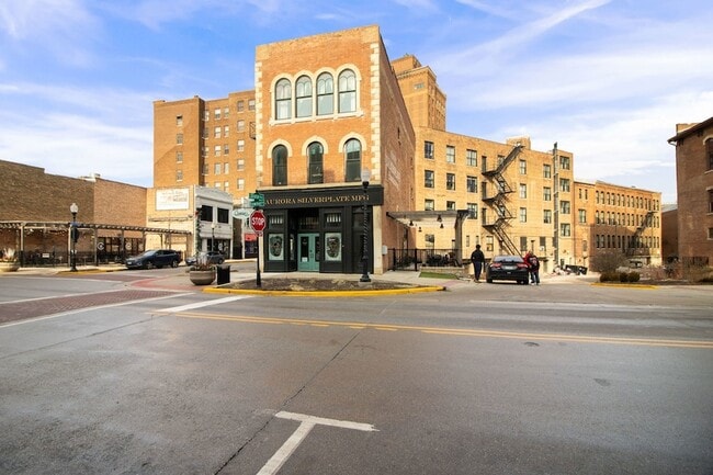 Building Photo - 6 E Downer Pl