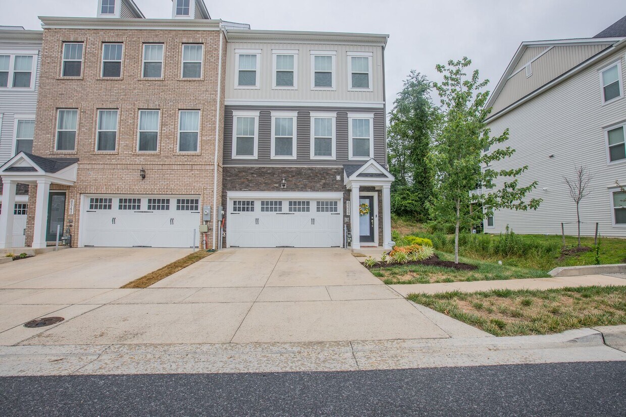 Primary Photo - Elegant 3 BR/4.5 BA EOG Townhome in Hanover!