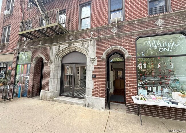 Building Photo - 12 Chatsworth Ave