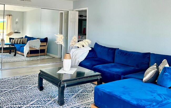 Foto del edificio - 450 N Civic Dr