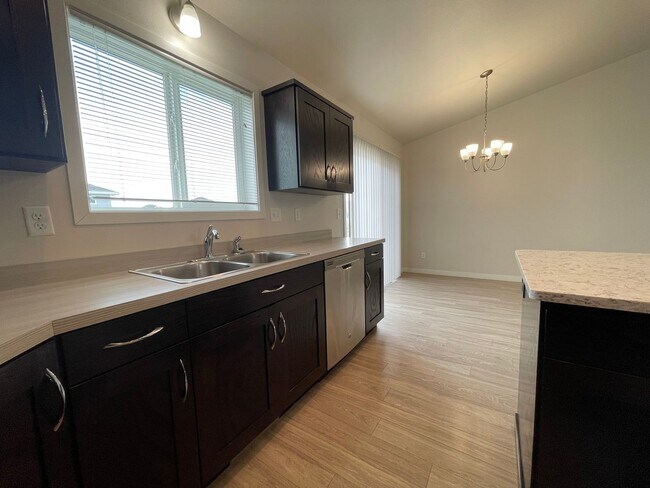 Building Photo - Spacious 4 bedroom, 3 bath Single Family Home located in West Fargo!